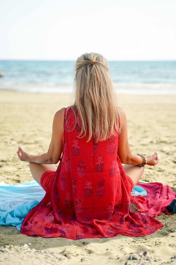 Birigit, während der Meditation am Strand