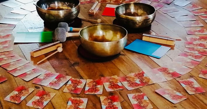 Kreis aus Klangschalen, Stimmgabeln und Heilkarten. Ein Ort der Stille, Schwingung und inneren Balance